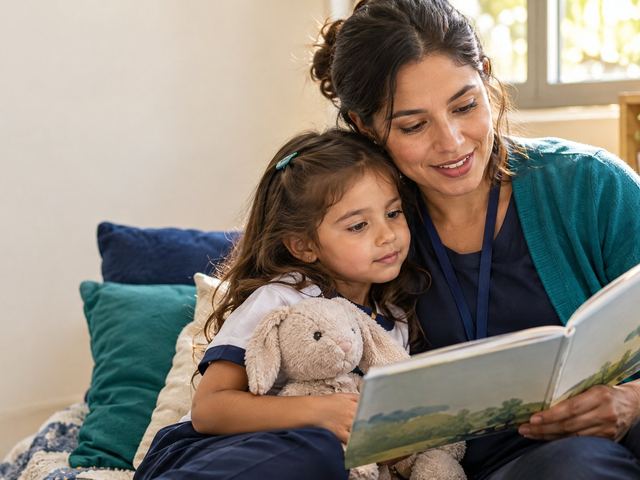 Educadora lendo uma fábula para uma criança